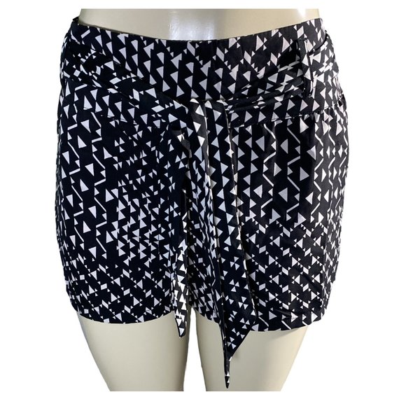 Black & White Printed Shorts by Tea Rose - Picture 4 of 7